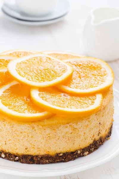 Whole orange cheesecake, close-up, vertical — Stock Photo, Image