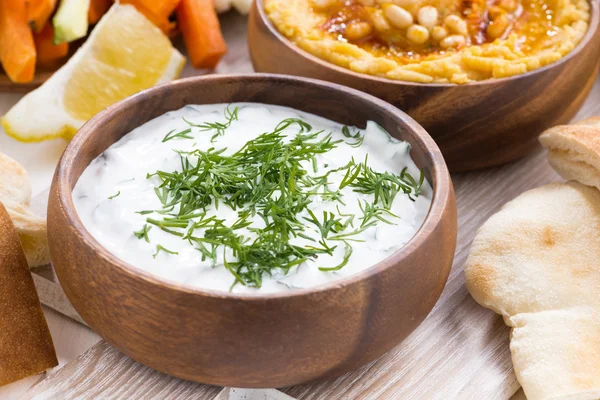 Yoghurt sauce and hummus, vegetables and pita, close-up — Stock Photo, Image