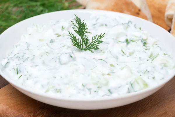 Joghurtsoße Tzatziki mit Kräutern, Gurken und Knoblauch — Stockfoto