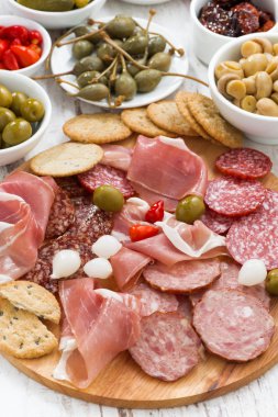 Karışık et aperatifler, sosis ve turşu, üstten görünüm, yakın çekim