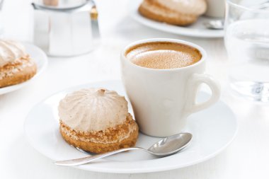 fincan taze espresso ve Kahvaltıda kek
