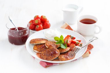 Bir tabak, reçel ve t taze çilek ile lezzetli gözleme