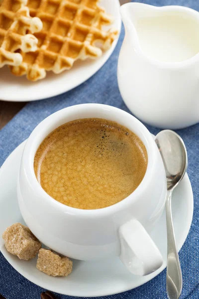 Šálek kávy, oplatky a džbán mléka na snídani, pohled shora — Stock fotografie