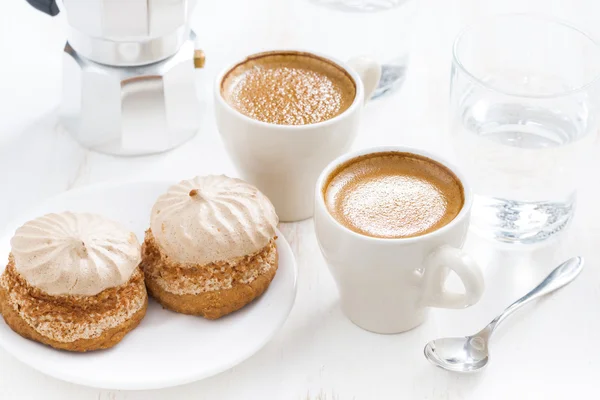 Tasse frischen Espresso und Kuchen zum Frühstück auf weißem Tisch — Stockfoto