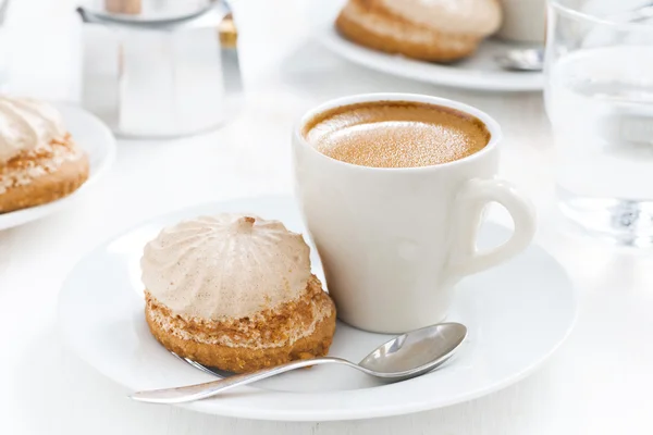 Taza de café recién exprés y pasteles para el desayuno —  Fotos de Stock