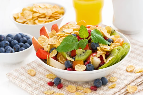 Delicious fruit and berry salad for breakfast, close-up — Stock Photo, Image