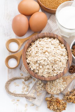 yulaf gevreği ve malzemeler bir beyaz ahşap masa, üstten görünüm, cl