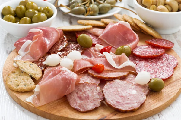 Verschiedene Fleischsnacks, Würstchen und Essiggurken, Nahaufnahme — Stockfoto