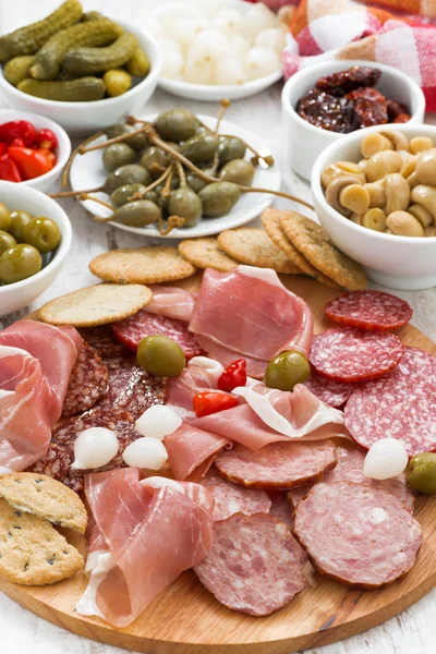 Lanches de carne variados, salsichas e escabeches, verticais, close-up — Fotografia de Stock