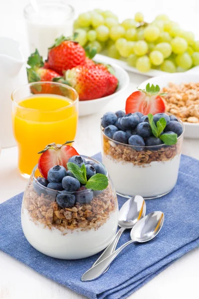 Heerlijk dessert met room, verse bessen en muesli, verticale — Stockfoto