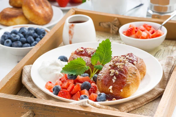 Quark-Pfannkuchen mit frischen Beeren und Sahne zum Frühstück — Stockfoto