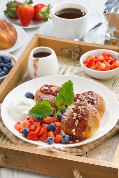 Cottage cheese pancakes with fresh berries and cream for breakfa — Stock Photo, Image