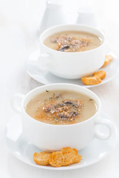 Deliciosa sopa de crema de champiñones con croutons en cuencos —  Fotos de Stock