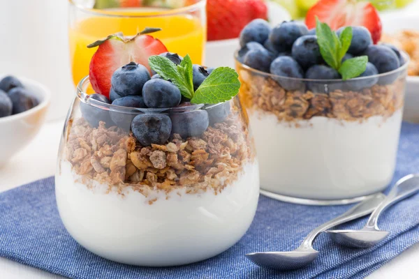 Sobremesa com creme, bagas frescas e granola, close-up — Fotografia de Stock