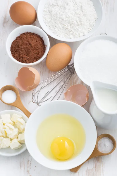 Ingredienser för bakning på ett vitt bord, ovanifrån — Stockfoto