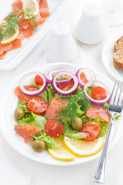 Sallad med saltad lax, ovanifrån, närbild — Stockfoto