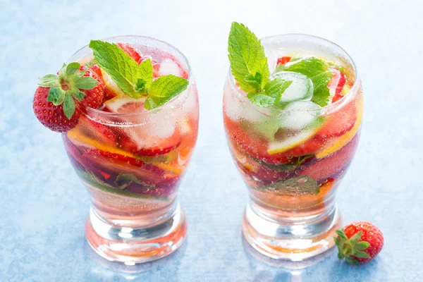 Cocktail mit frischen Erdbeeren und Zitrusfrüchten im Glas — Stockfoto