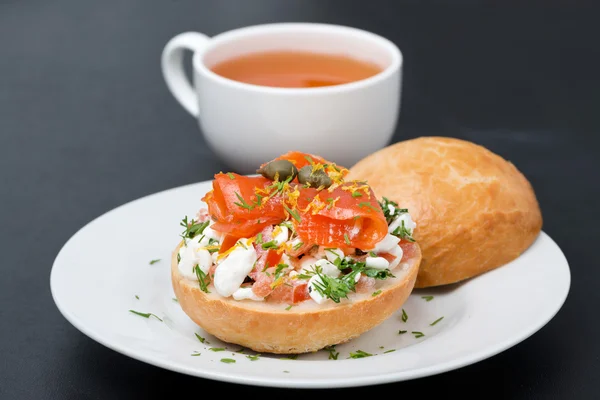 Sandwich with salad of cottage cheese, tomato and salmon and cup — Stock Photo, Image