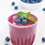 Blueberry milkshake met mint en chocolade, verticaal, close-up
