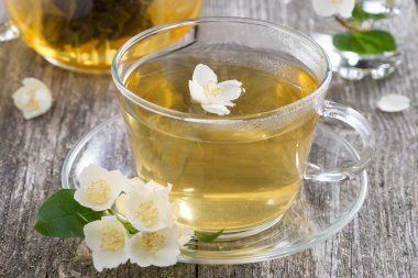 Kettle ve ile ahşap zemin üzerinde Yasemin Yeşil çay,