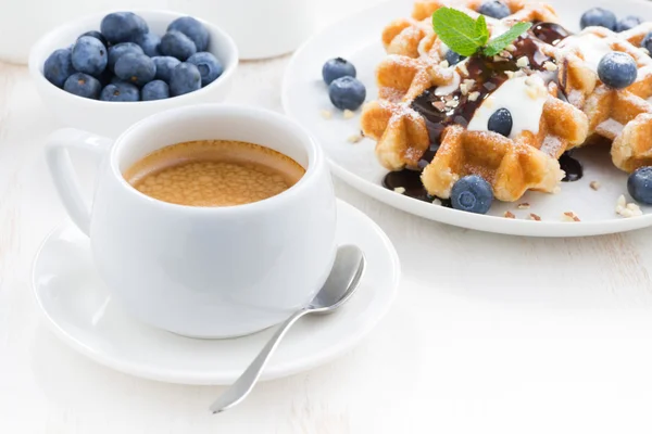 Desayuno con gofres, arándanos frescos, nata y chocolate — Foto de Stock