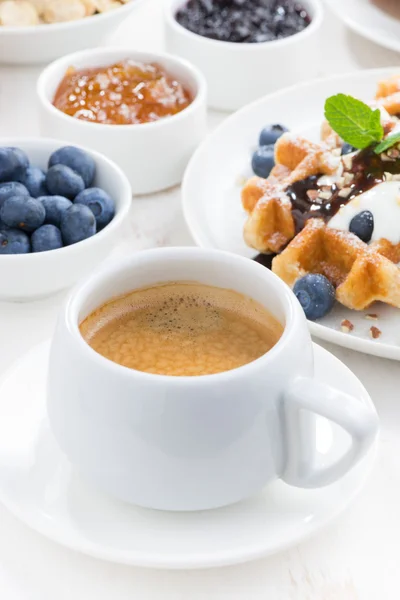 Mic dejun cu vafe, afine proaspete, smântână și ciocolată — Fotografie, imagine de stoc