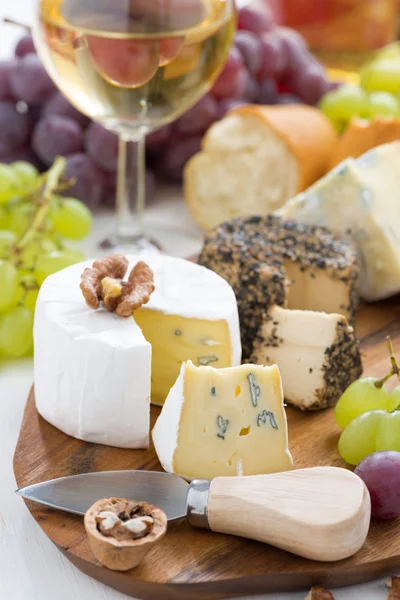 Сырное блюдо, закуски, хлеб и вино, вертикальный, крупный план — стоковое фото