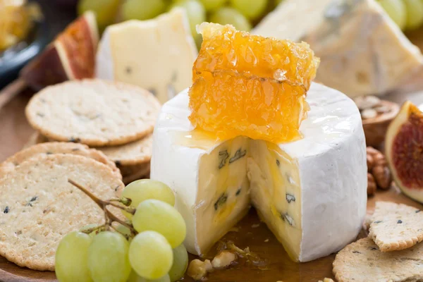 Camembert mit Honig und Obst, Snacks, Nahaufnahme — Stockfoto