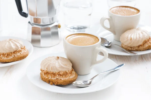 Frischer Cappuccino und Kuchen auf weißem Holztisch — Stockfoto