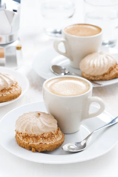 Fresh cappuccino and cakes — Stock Photo, Image