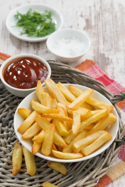 Batatas fritas fritas com molho de tomate, verticais — Fotografia de Stock