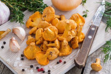 chanterelles ve ahşap masa, horizo yemek pişirmek için malzemeler
