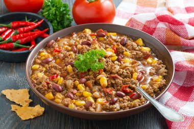 Meksika yemeği chili con carne kahverengi seramik tabak