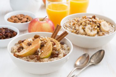 taze elma, üzüm ve tarçın günü kahvaltıda yulaf ezmesi
