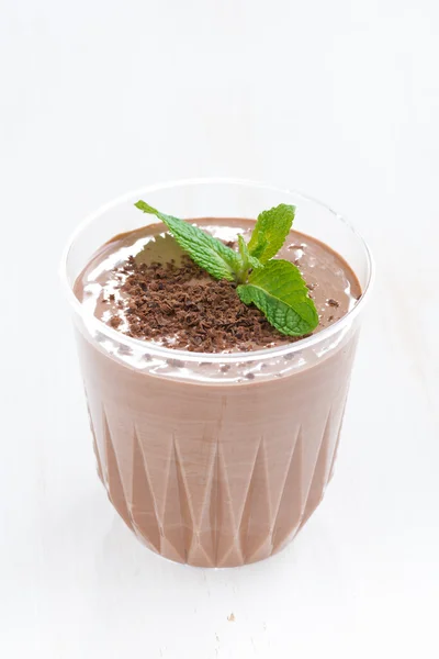 Frullato al cioccolato in un bicchiere, verticale — Foto Stock