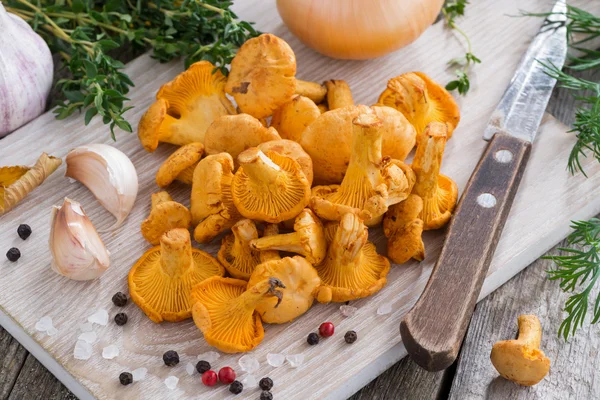 Chanterelles and ingredients for cooking on wooden board, horizo — Stock Photo, Image