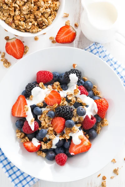 Свежие ягоды, йогурт и мюсли на завтрак крупным планом, vertica — стоковое фото
