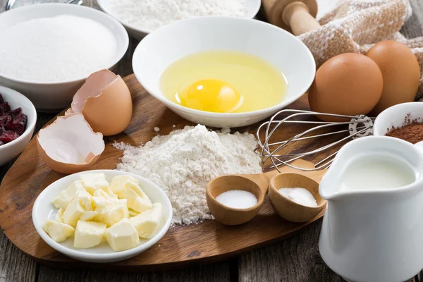 Verse ingrediënten voor het bakken op een houten bord — Stockfoto