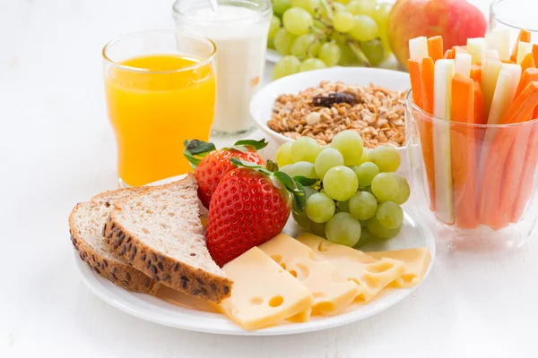 Υγιεινό και θρεπτικό πρωινό με φρέσκα φρούτα και λαχανικά — Φωτογραφία Αρχείου