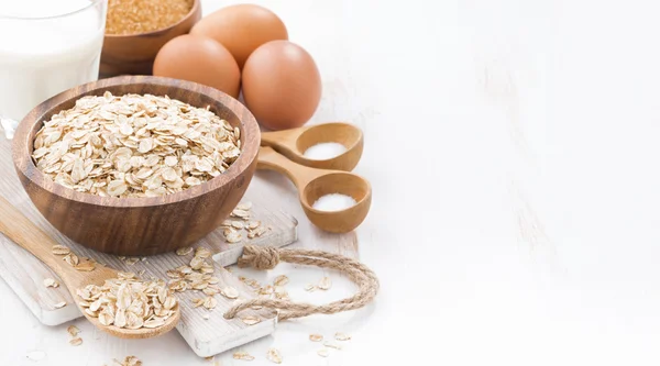 Copos de avena e ingredientes, espacio para su texto, horizontal —  Fotos de Stock