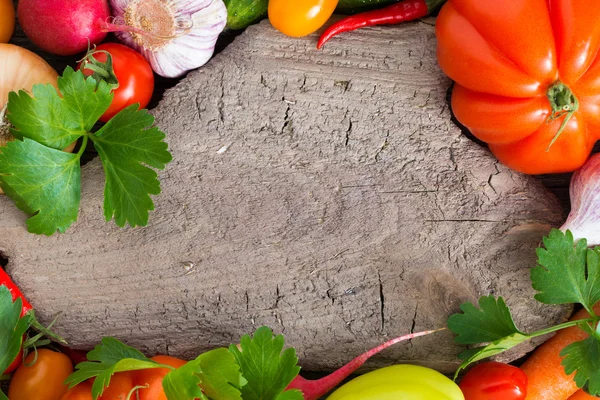 Old wooden board for text, spices and fresh vegetables, top view — Stock Photo, Image