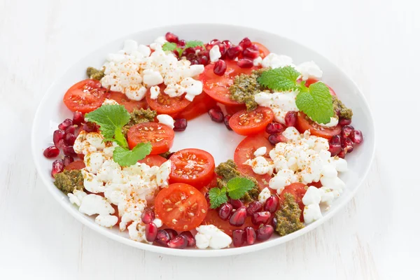 Salat mit Quark, Tomaten, Minzpesto und Granatapfel — Stockfoto