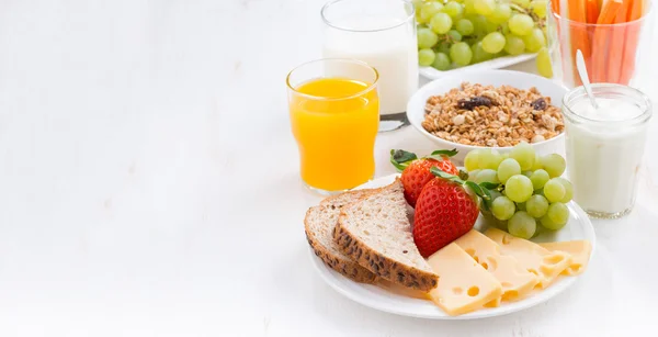 Petit déjeuner sain et nutritif avec des fruits et légumes frais — Photo