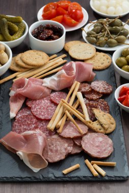 Et aperatifler ve dikey bir kara tahta üzerinde turşu karışık