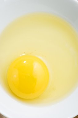 taze yumurta bir kase içinde dikey kapatın