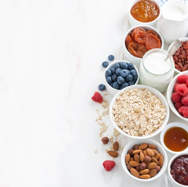 Cereal and various delicious ingredients for breakfast and place — Stock Photo, Image