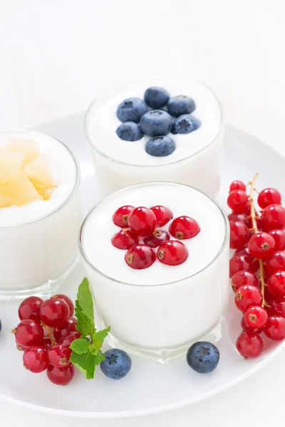 Producto dietético - surtido de yogur con bayas frescas en vidrio — Foto de Stock