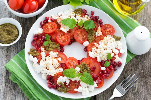 Fresh salad with tomatoes, cottage cheese, pesto and pomegranate — Stock Photo, Image
