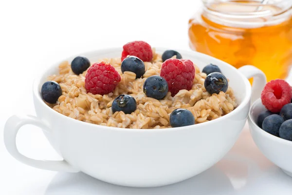 Healthy breakfast - oat porridge with fresh berries and honey, c — Stock Photo, Image