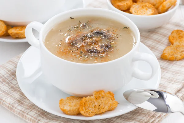 Puré de sopa de champiñones con croutons en tazón blanco — Foto de Stock